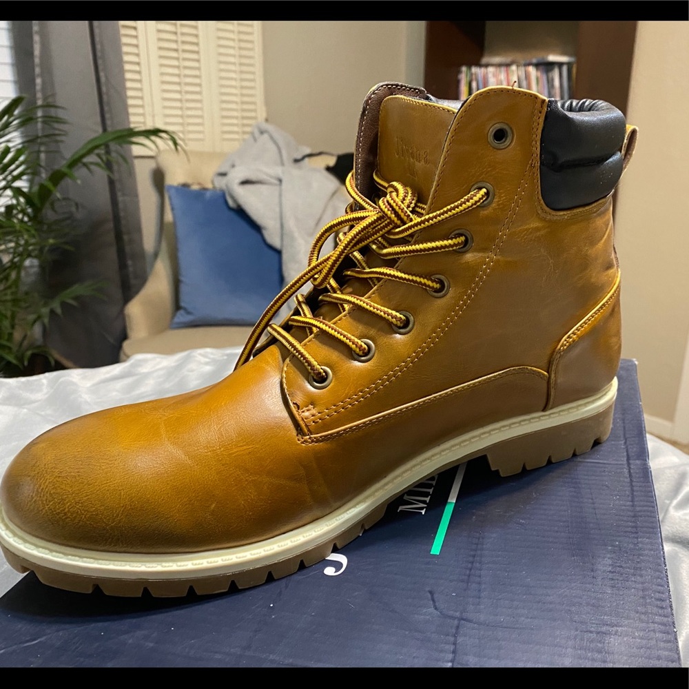 Men’s boots brand new in box